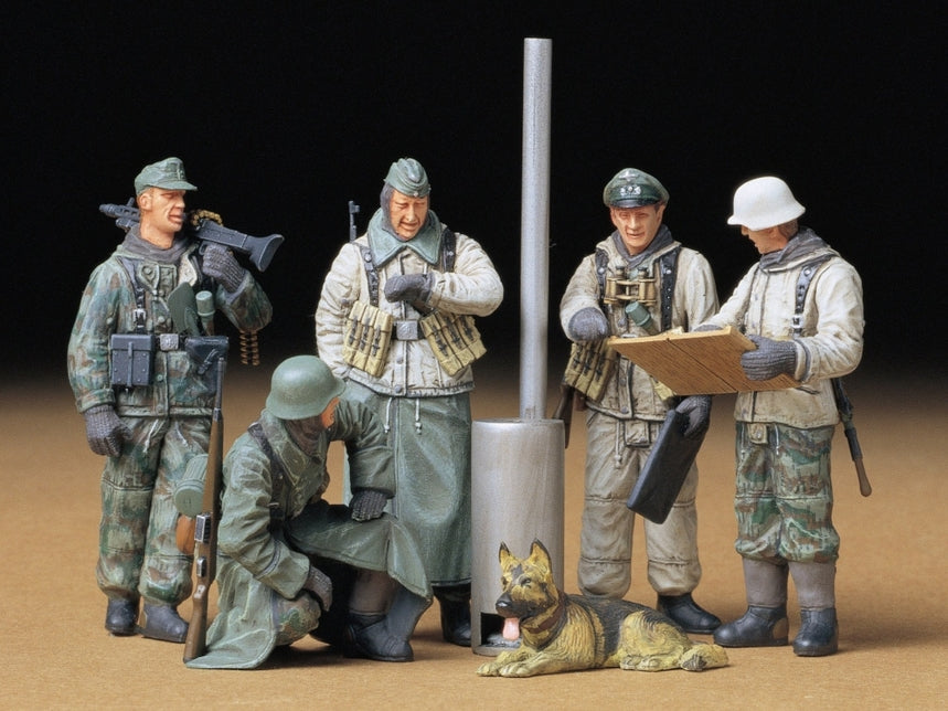 GER.SOLDIERS AT FIELD BRIEFING